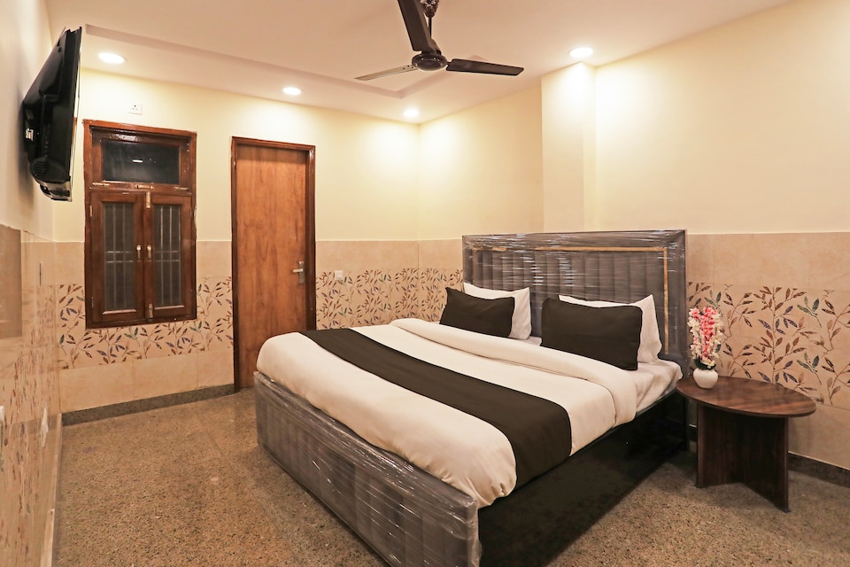 Hotel O Haiderpur Metro Formerly Crown Inn, Rajouri Garden Delhi, Delhi