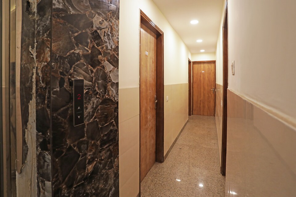 Hotel O Crown Inn, Rajouri Garden Delhi, Delhi
