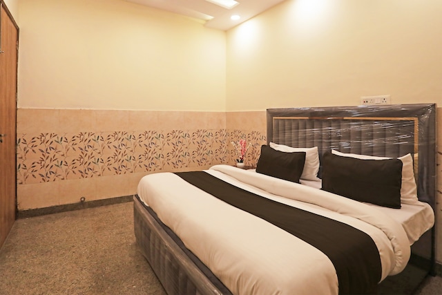 Hotel O Haiderpur Metro Formerly Crown Inn