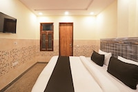 Hotel O Haiderpur Metro Formerly Crown Inn