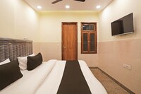 OYO Flagship Crown Inn 