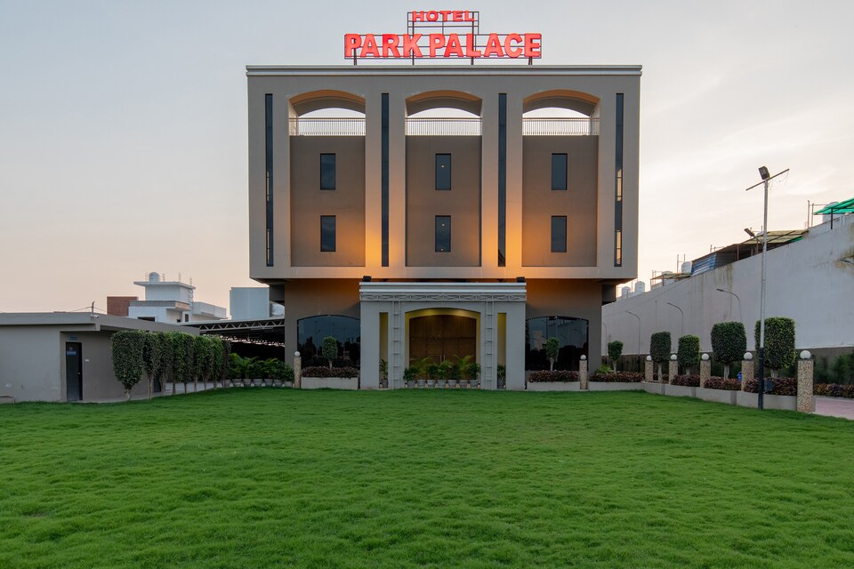 Capital O 19528 Hotel Park Palace, Ujjain Indore Road, Ujjain