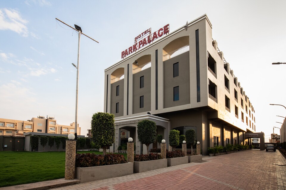 Capital O 19528 Hotel Park Palace, Ujjain Indore Road, Ujjain