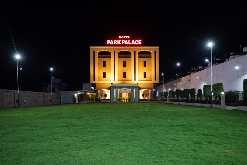 Capital O 19528 Hotel Park Palace, Ujjain Indore Road, Ujjain