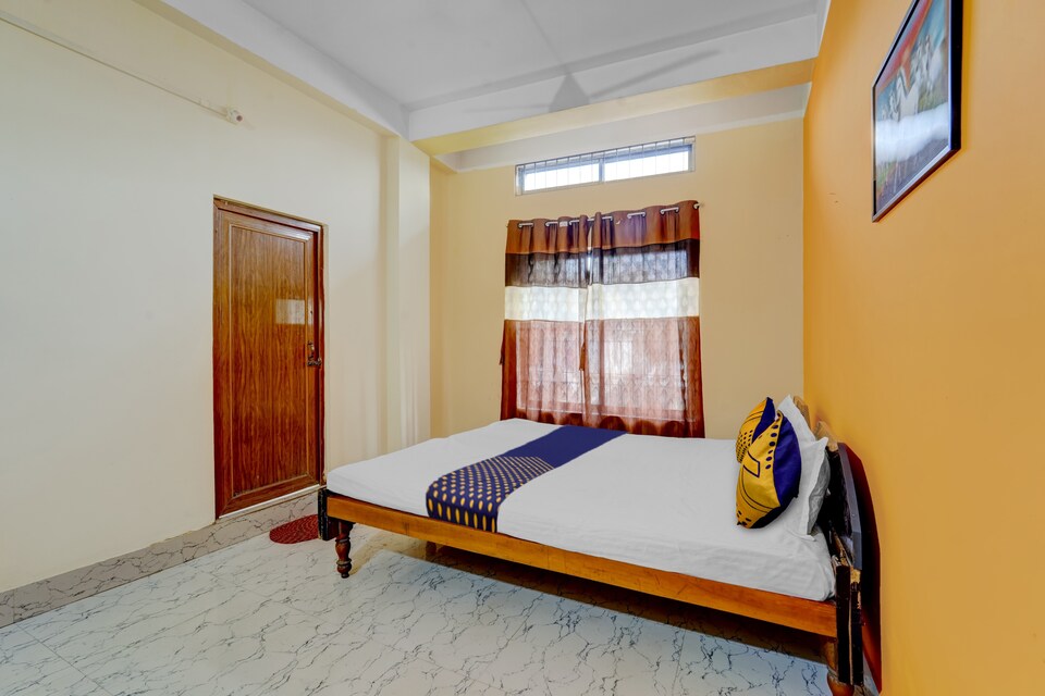 OYO Hotel Dhritiraj Lodge, GS Road Guwahati, गुवाहाटी