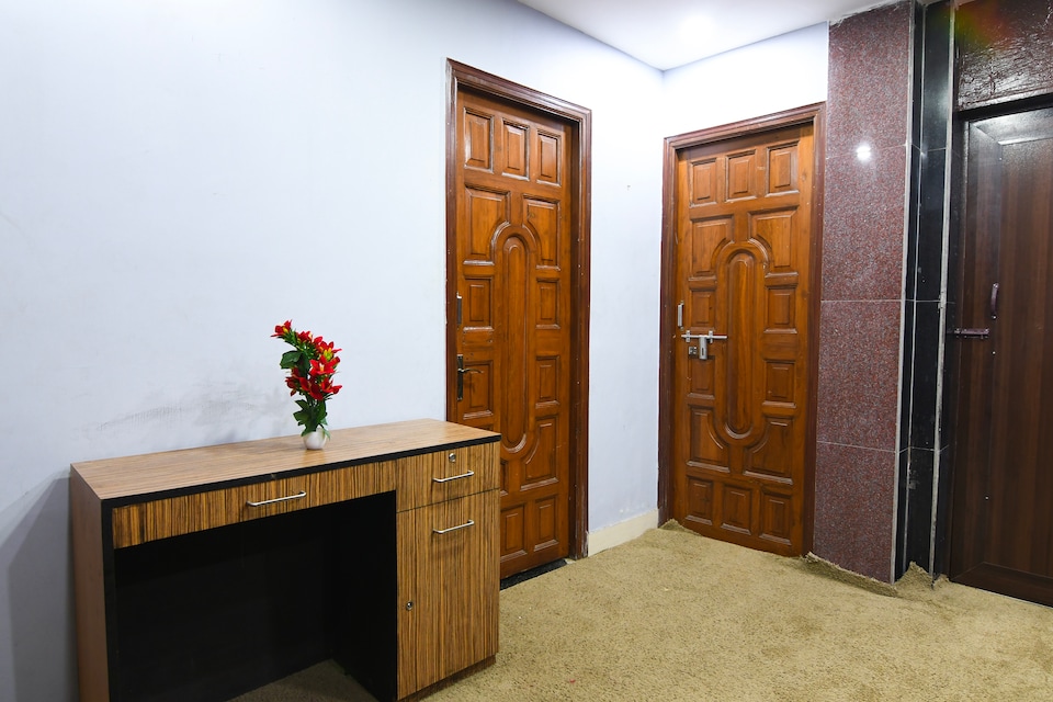 Hotel O The Red Rose Near Kalikapur, Ruby Hospital Kolkata, Kolkata