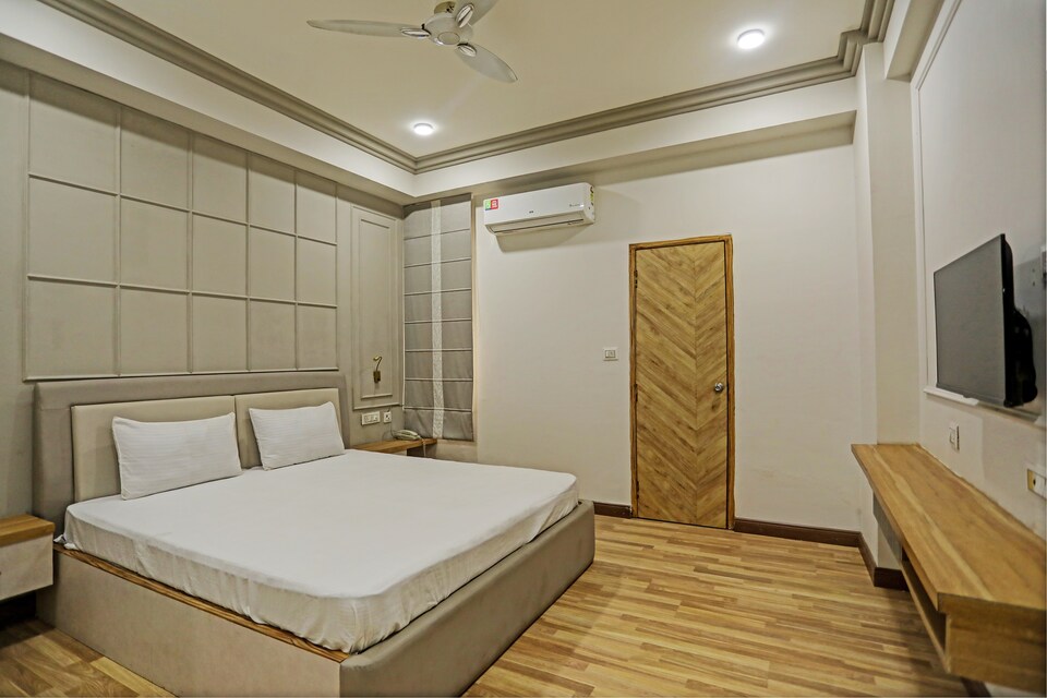 Live on NOD1465, Noida Expressway SEZ, Noida