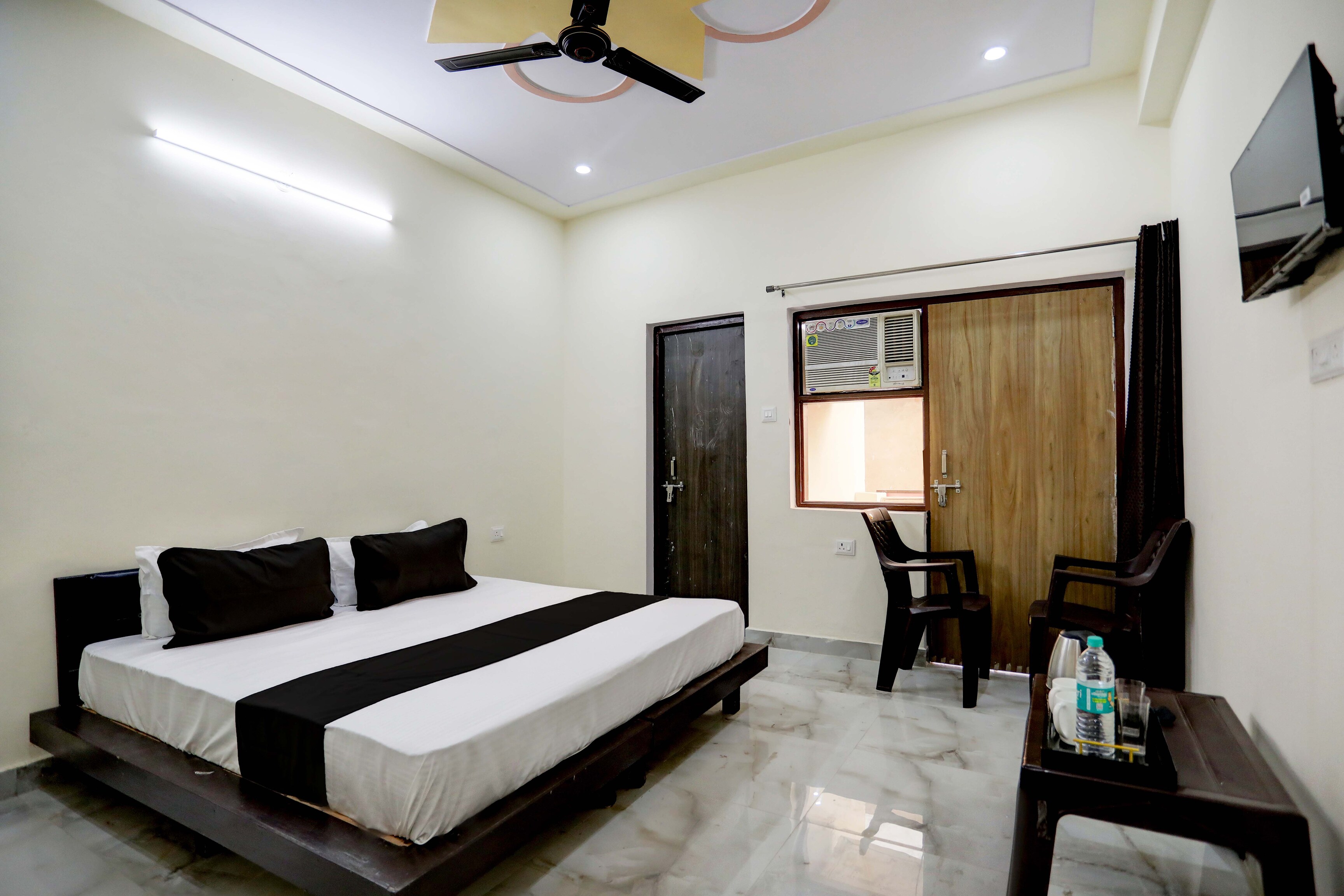 OYO 820780 HOTEL DIVINE Flagship Noida Book 969 OYO