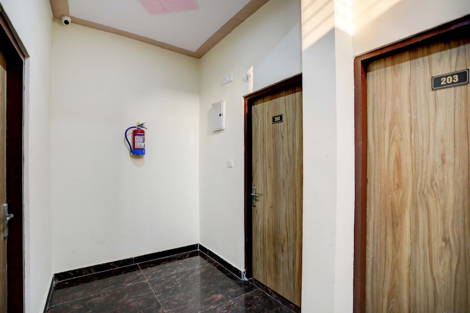 Spot On HOTEL DIVINE, Noida City, Noida