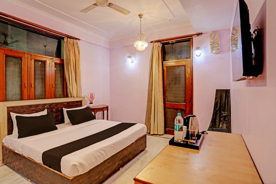 OYO Hotel RajMahal , Noida City, Noida