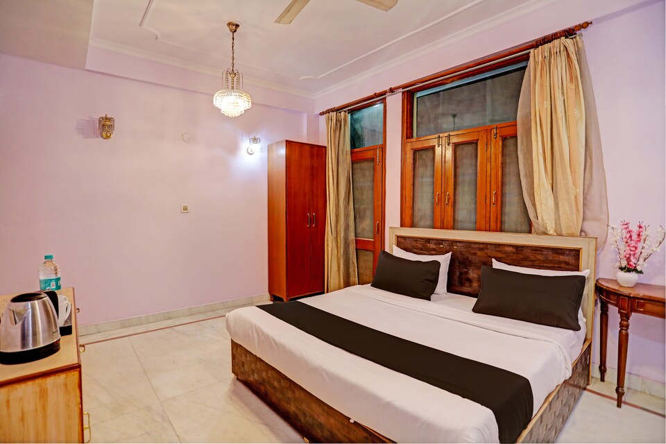 OYO Hotel RajMahal , Noida City, Noida