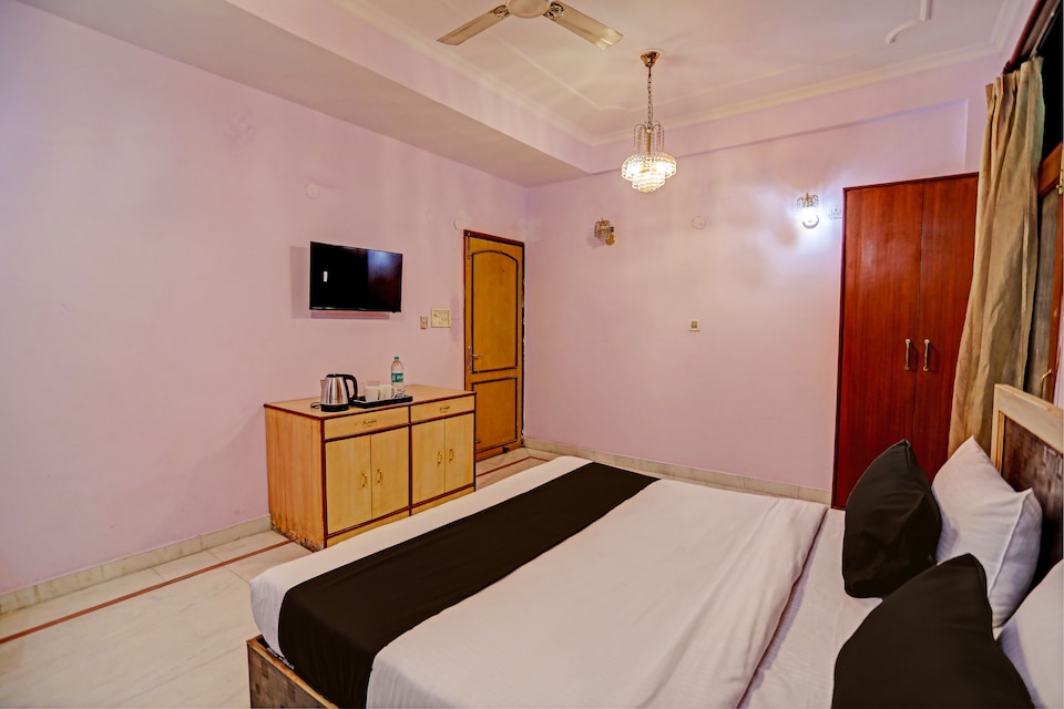 OYO Hotel RajMahal , Noida City, Noida