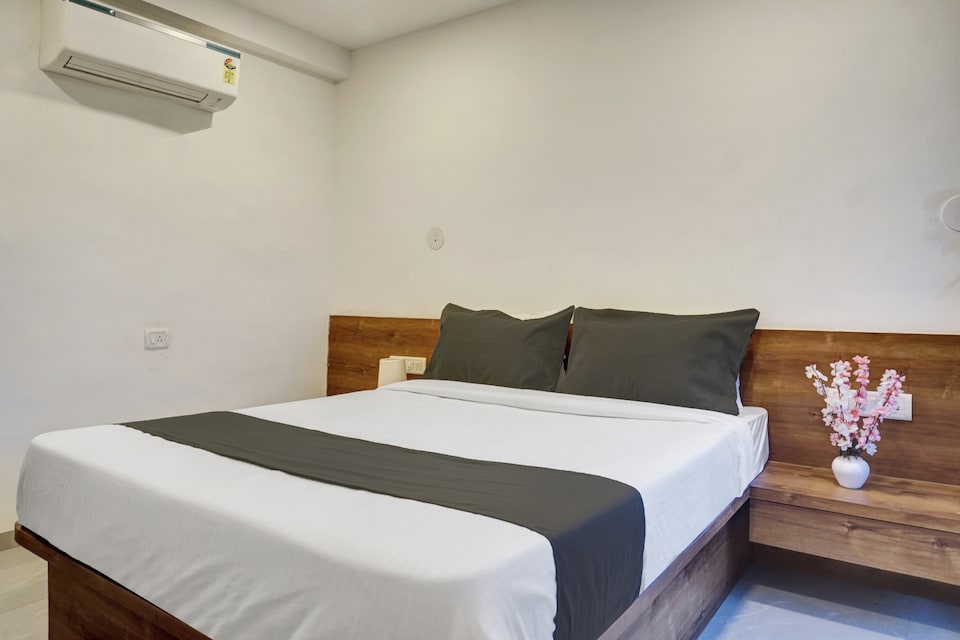 Hotel O Royal Palace, Pune Railway Station, Pune