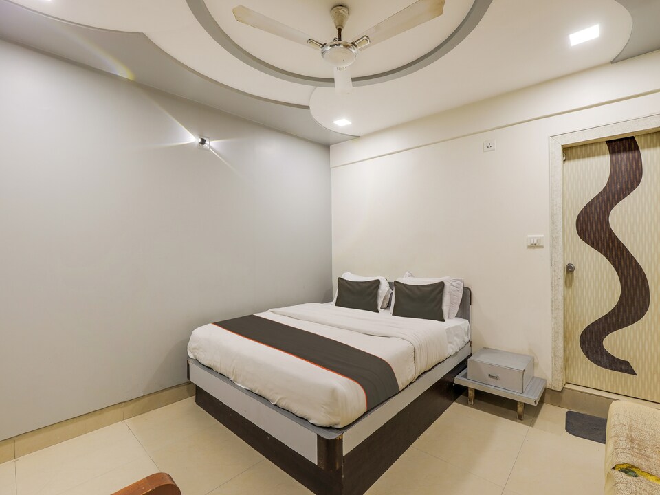 Collection O Hotel Atithi Palace, SG Highway Ahmedabad, Ahmedabad
