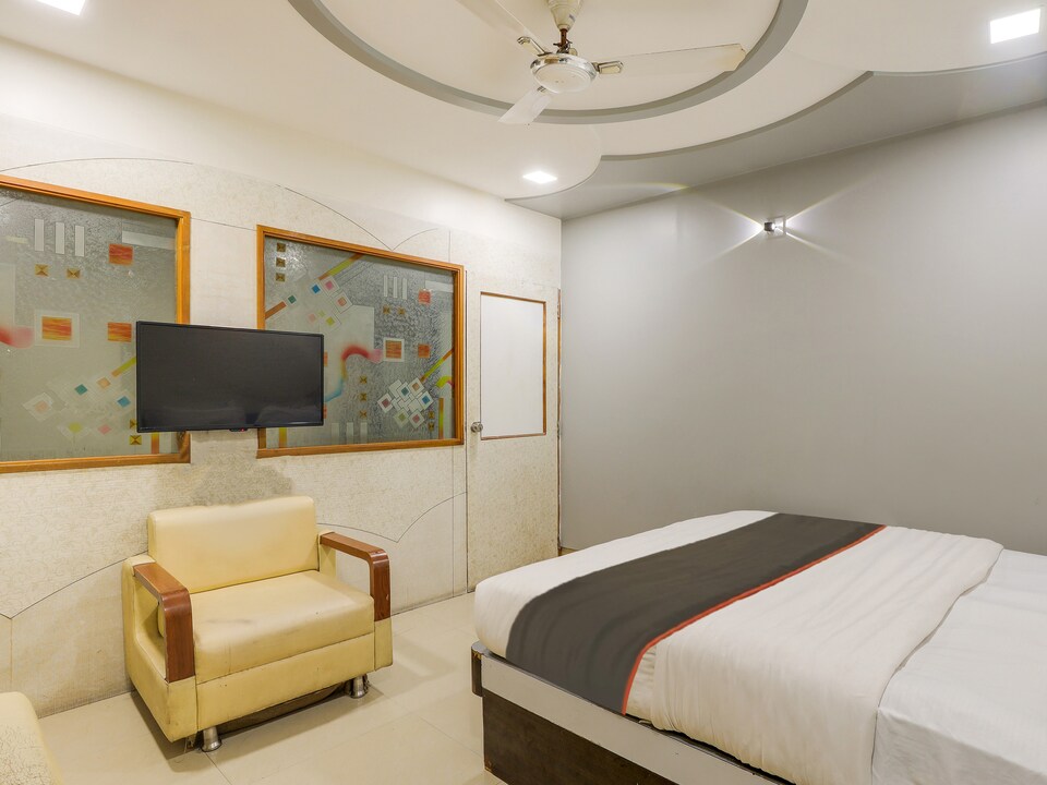 Collection O Hotel Atithi Palace, SG Highway Ahmedabad, Ahmedabad