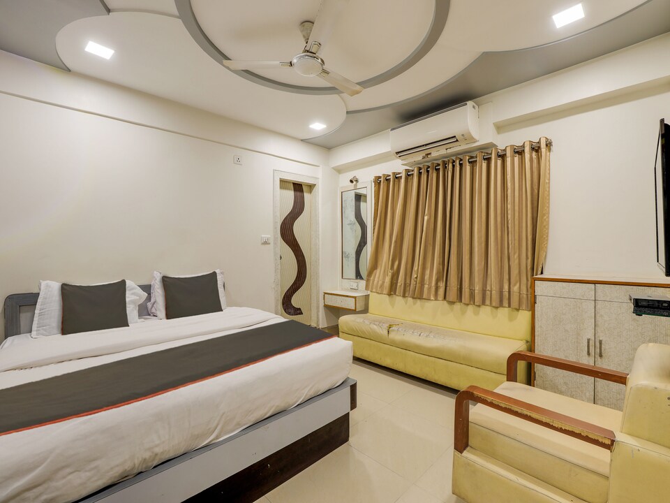 Collection O Hotel Atithi Palace, SG Highway Ahmedabad, Ahmedabad