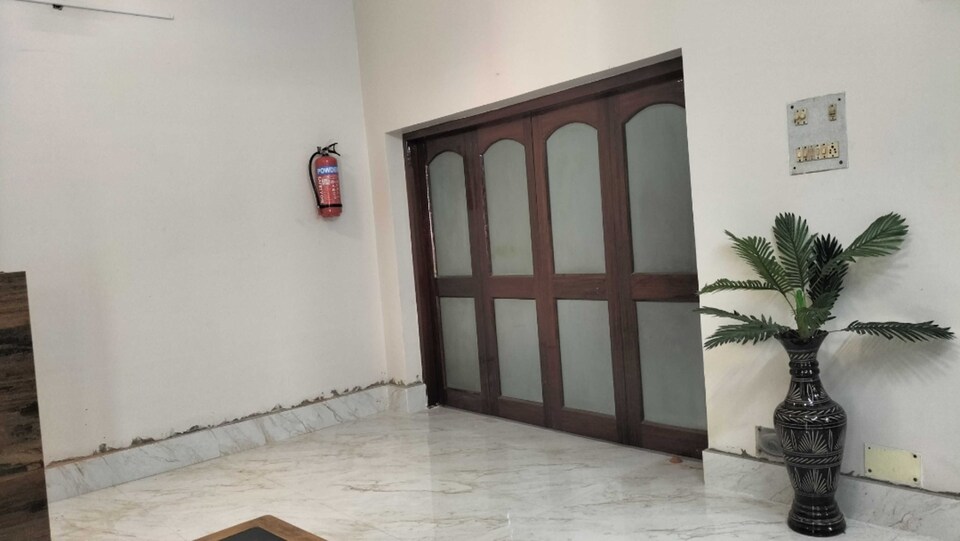 OYO 821059 MOON LIGHT, Sigra, Varanasi