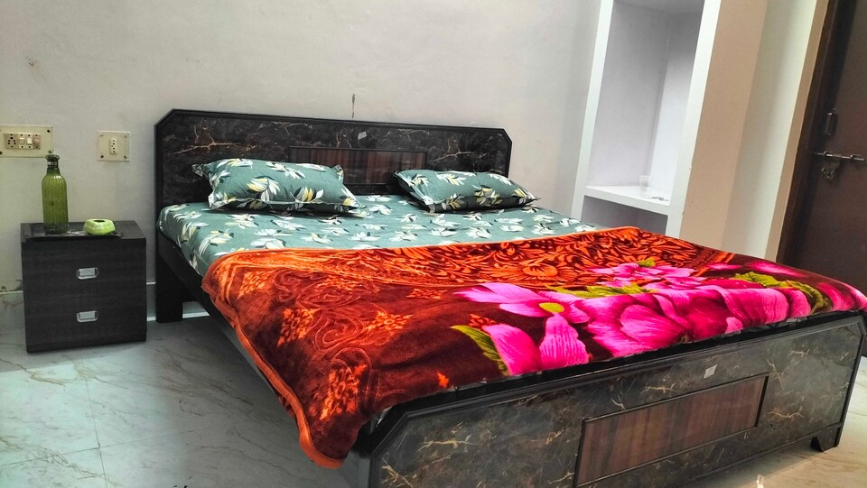 OYO 821059 MOON LIGHT, Sigra, Varanasi