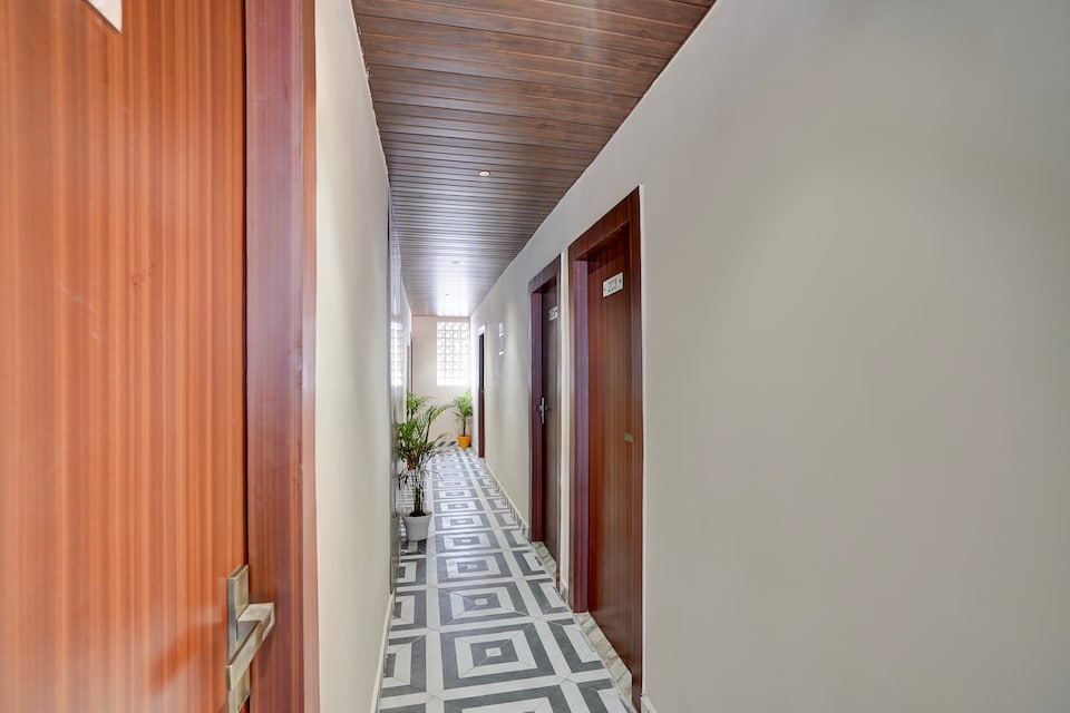 Hotel O Freedom Inn, Kanpur City, Kanpur