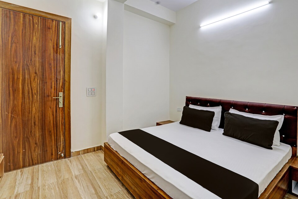 OYO Hotel Sky Land, Vaishali Kaushambi Metro, Ghaziabad