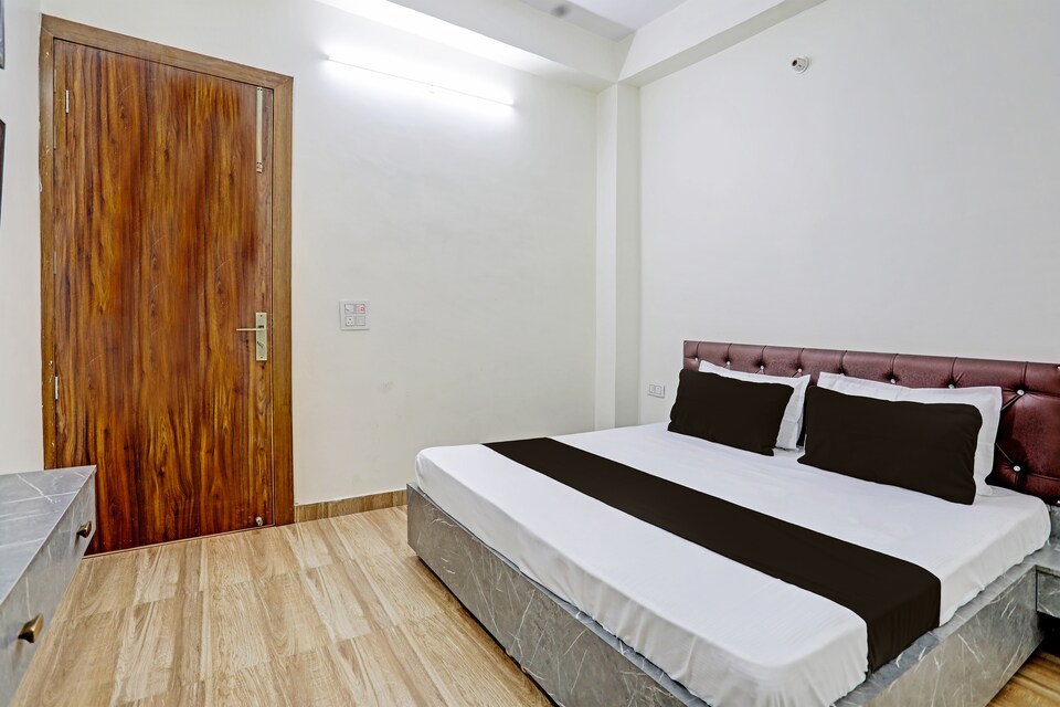 OYO Hotel Sky Land, Vaishali Kaushambi Metro, Ghaziabad