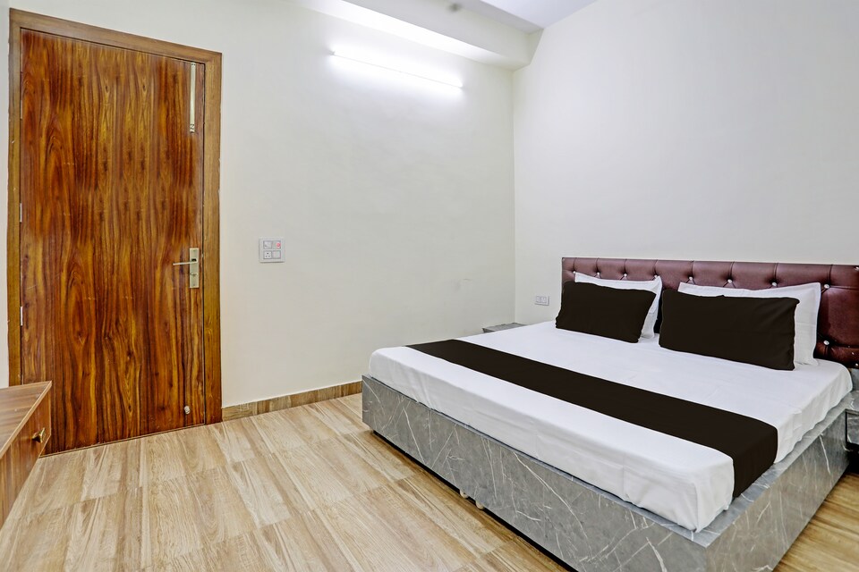 OYO Hotel Sky Land, Vaishali Kaushambi Metro, Ghaziabad