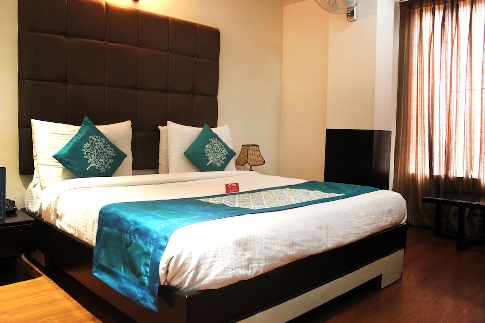 OYO 1773 Hotel Anand Retreat, Vaishali Kaushambi Metro, Ghaziabad