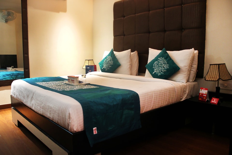 OYO 1773 Hotel Anand Retreat, Vaishali Kaushambi Metro, Ghaziabad