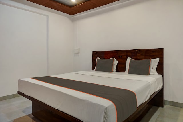 OYO 821424 Sai Inn Lodging