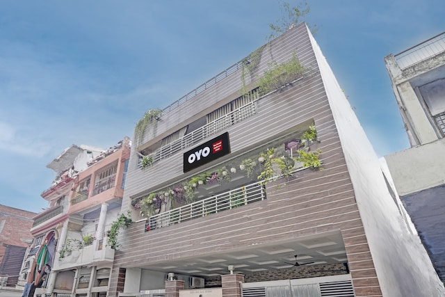 HOTEL O AMR GRAND Govindpuri Junction