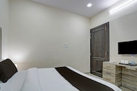 HOTEL O AMR GRAND Govindpuri Junction