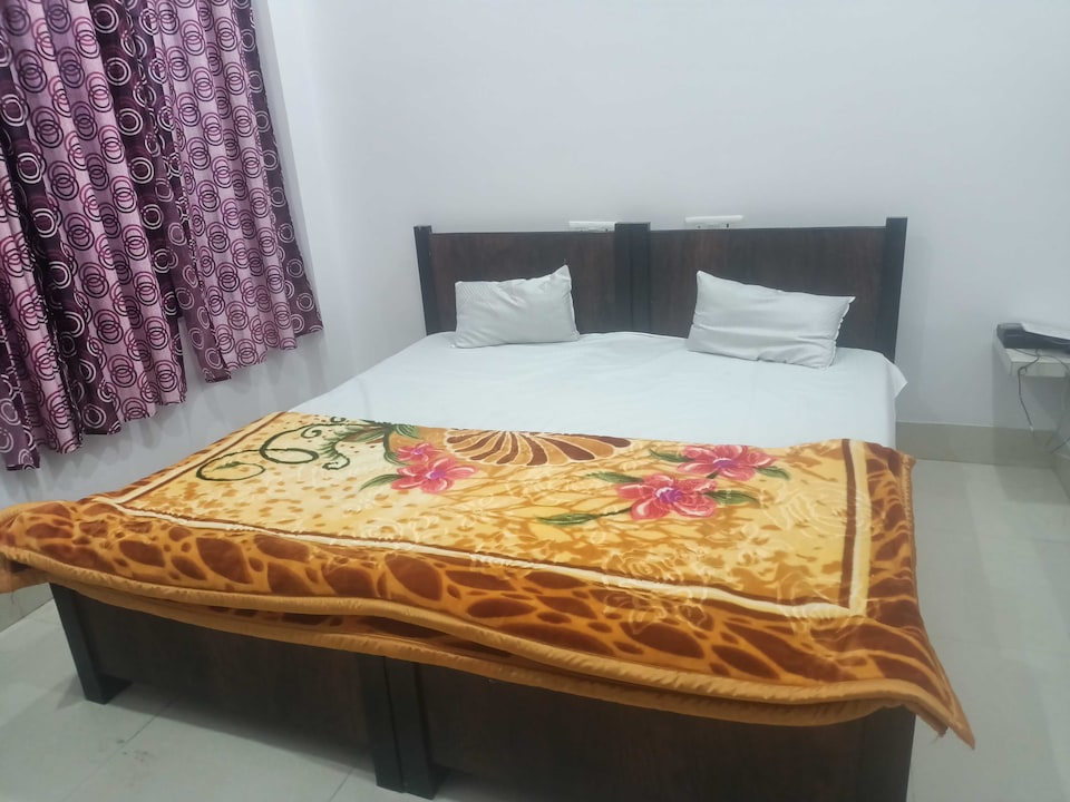 OYO 821711 Hotel Mountain Grass, Chowk Allahabad, Prayagraj