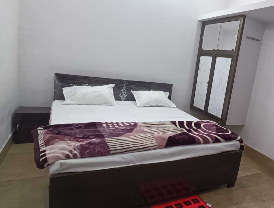 OYO 821975 Shri Aditya home stay, Ayodhya, Ayodhya