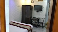 OYO Universal Guest House 