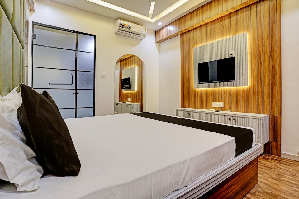 Collection O Max, Sayajigunj Vadodara, Vadodara