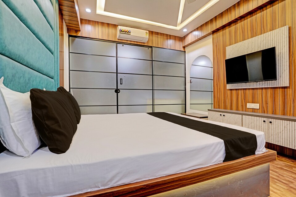 Collection O Max, Sayajigunj Vadodara, Vadodara