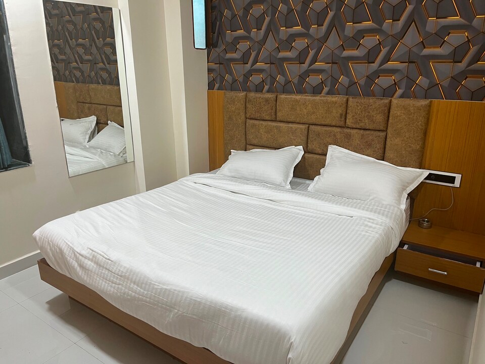 Collection O Hotel Savariya Palace, SG Highway Ahmedabad, Ahmedabad