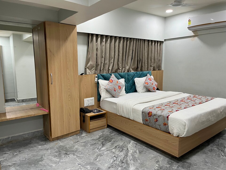 Collection O Hotel Savariya Palace, SG Highway Ahmedabad, Ahmedabad