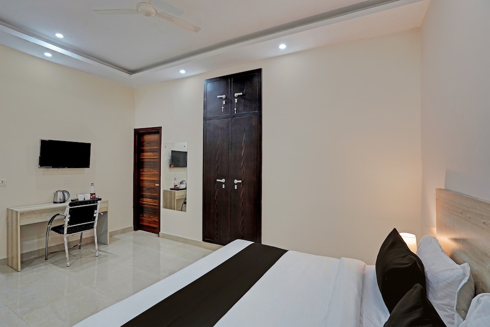 Hotel O Sunrise, Noida City, Noida