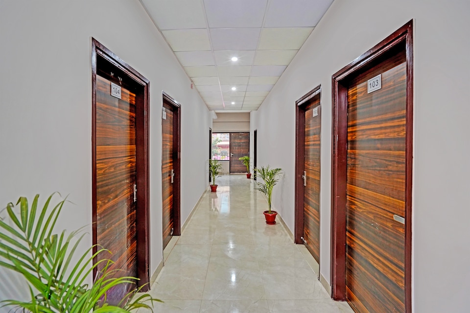 Hotel O Sunrise, Noida City, Noida