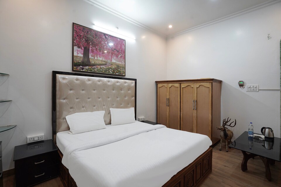 OYO Sumans Pg Guest House Service Apartment, Mumfordganj Allahabad, Prayagraj