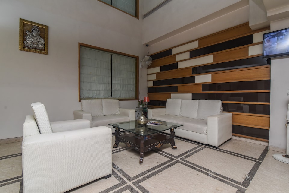 Capital O 419 Charms Inn, Anand Vihar Delhi, Delhi