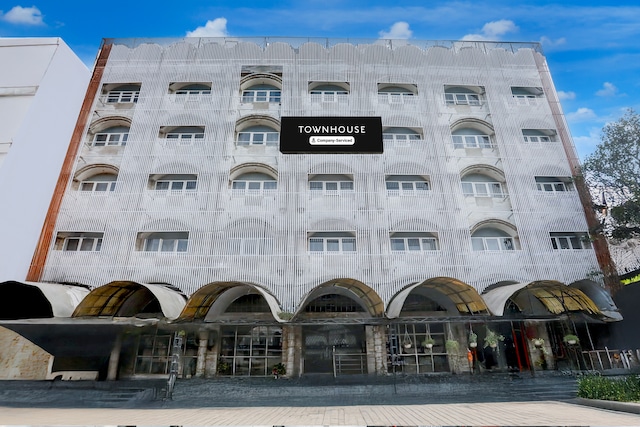 Townhouse Prayagraj Near Railway Station Formerly Santosh Palace