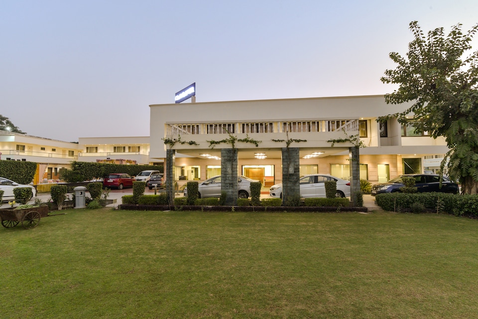 Capital O 1796 Grand Hotel, MG Road Agra, Agra
