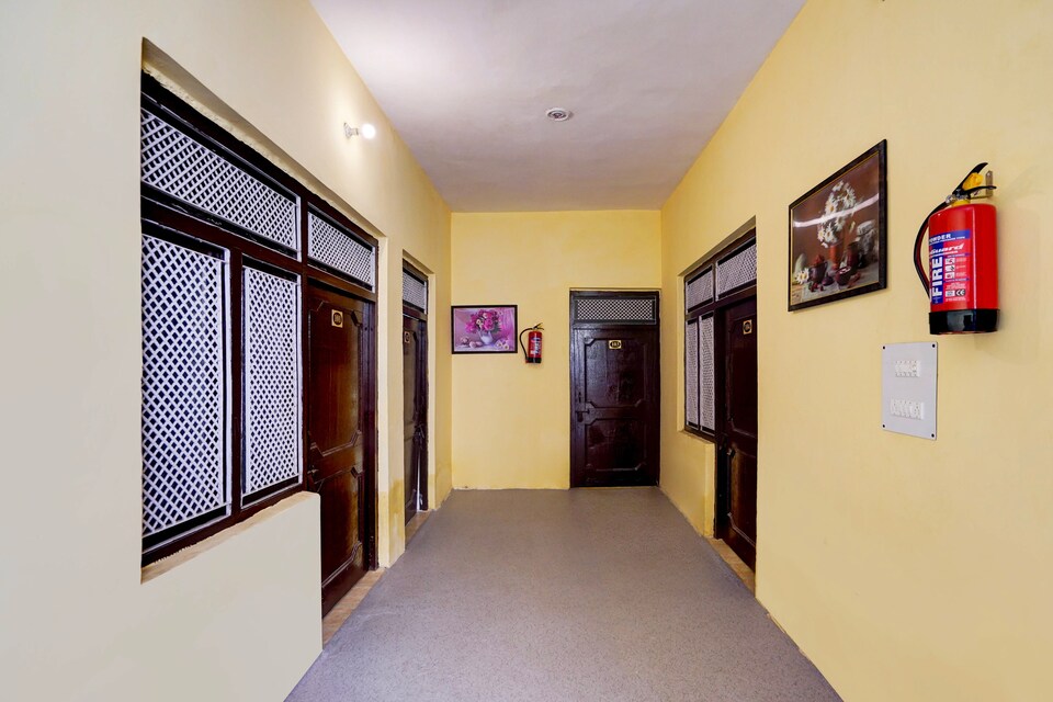 Hotel O Vrindavan guest house, Greater Noida, Noida