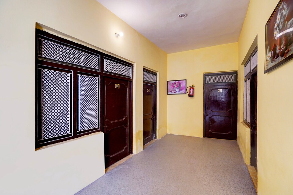 Hotel O Vrindavan guest house, Greater Noida, Noida