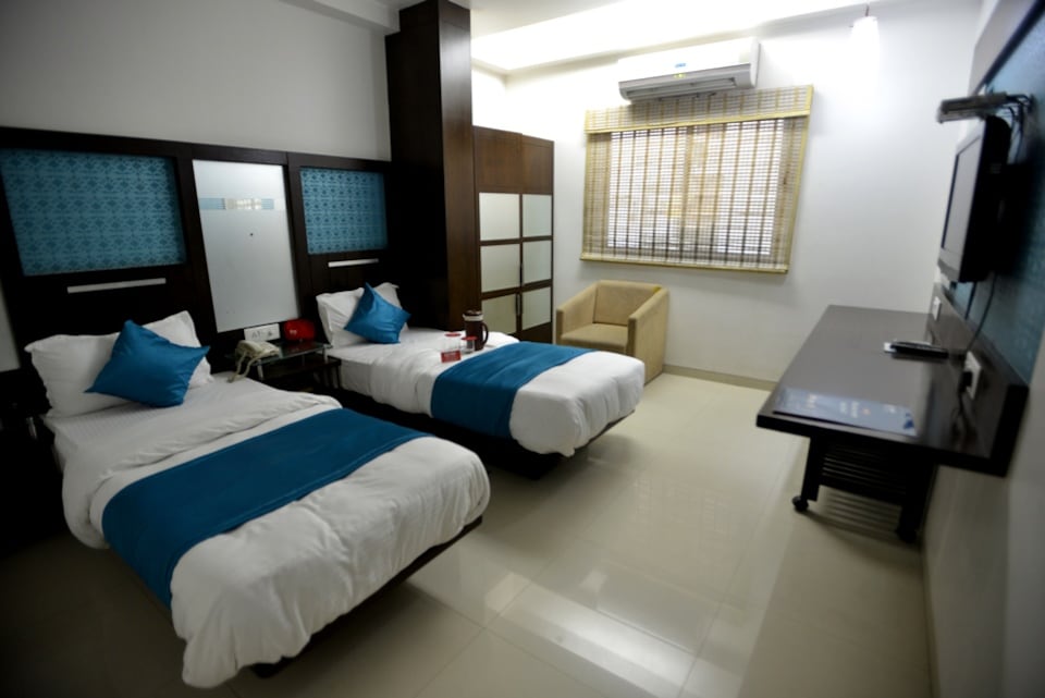 Capital O 33294 Hotel Sapphire Regency, Sayajigunj Vadodara, Vadodara