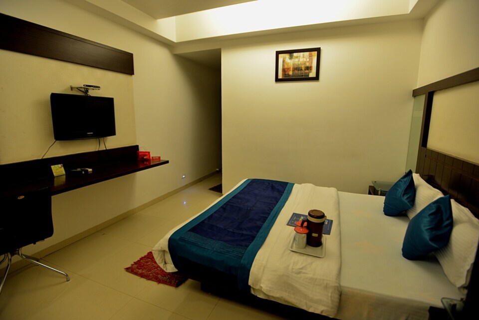 Capital O 33294 Hotel Sapphire Regency, Sayajigunj Vadodara, Vadodara