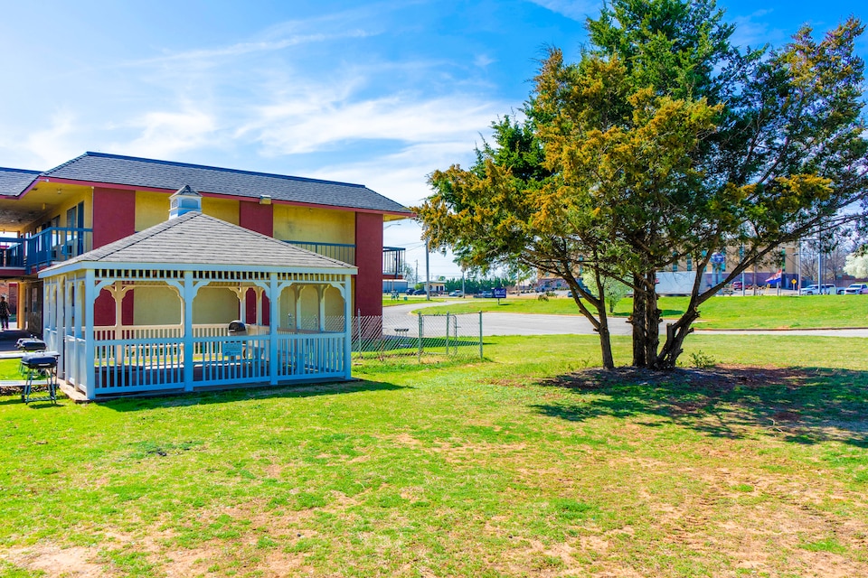 Castle Inn & Suites By OYO Chickasha, C73005, Chickasha OK