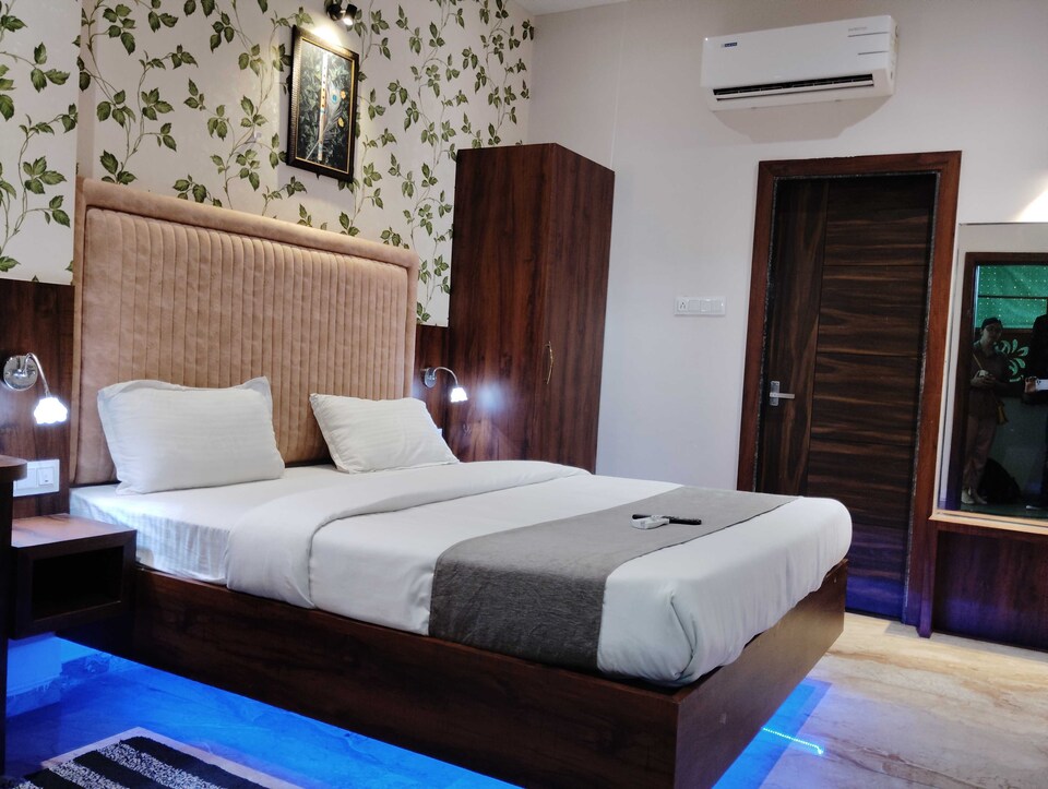 OYO 823073 The Apple Tree, MG Road Indore, Indore